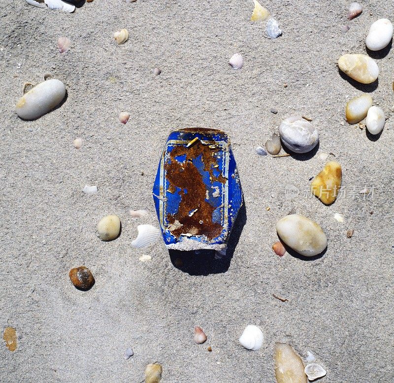 海滩上生锈的汽水罐