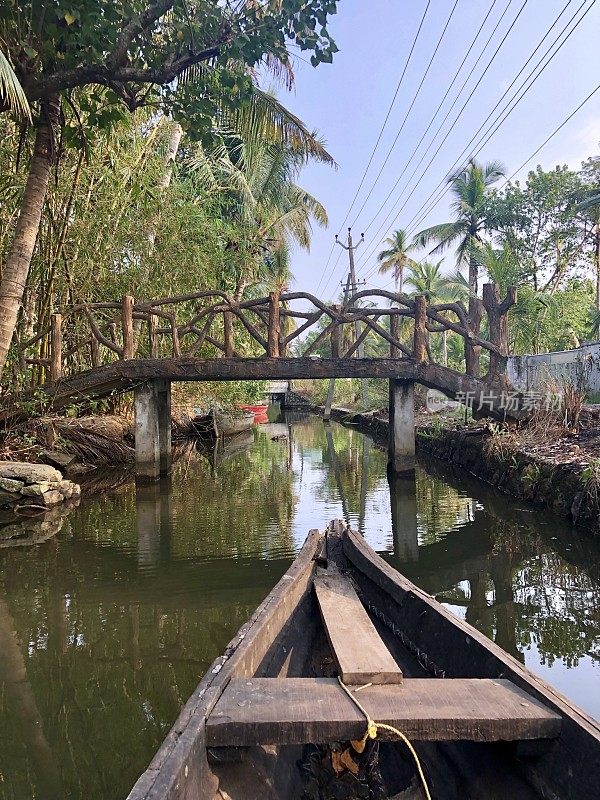 假木桥横跨喀拉拉邦回水运河，印度，从独木舟旅游平底船观看