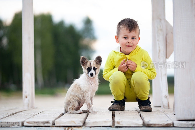 可爱的小男孩和他的小狗。保护动物。