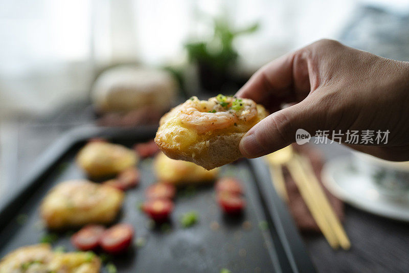 自制健康早餐:烤虾、芝士吐司和樱桃番茄