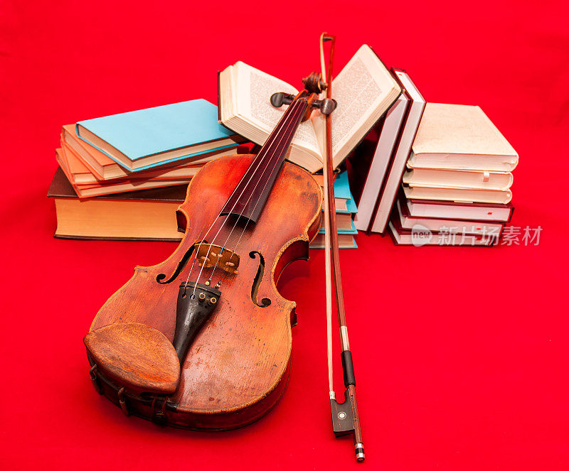 书堆和旧小提琴概念摄影