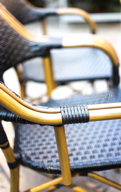 传统的法国咖啡馆椅子:乡村黑白柳条特写