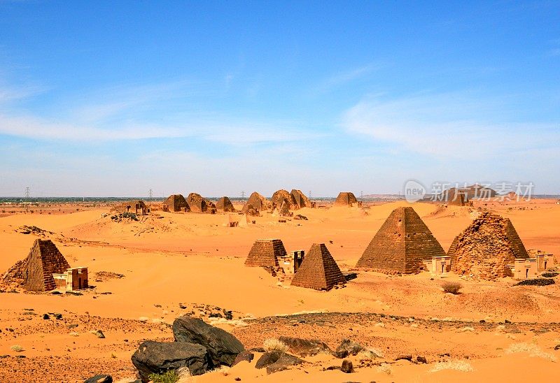 梅罗埃金字塔，南方和北方墓地(前景和背景)-撒哈拉沙漠中的努比亚坟墓-联合国教科文组织世界遗产，贝格拉维亚，苏丹