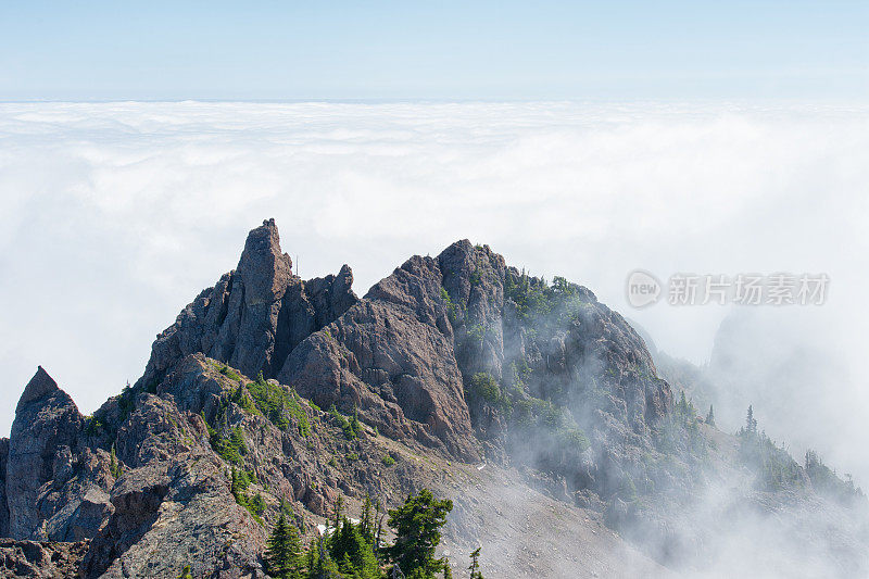 云海之上的山峰