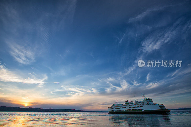 在普吉特湾和华盛顿州渡轮上的浪漫日落