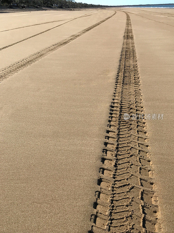 沙地上的轮胎痕迹