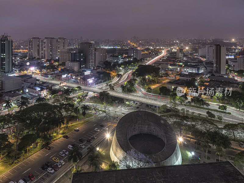 巴西圣保罗圣安德烈市中心建筑物和街道的空中夜景