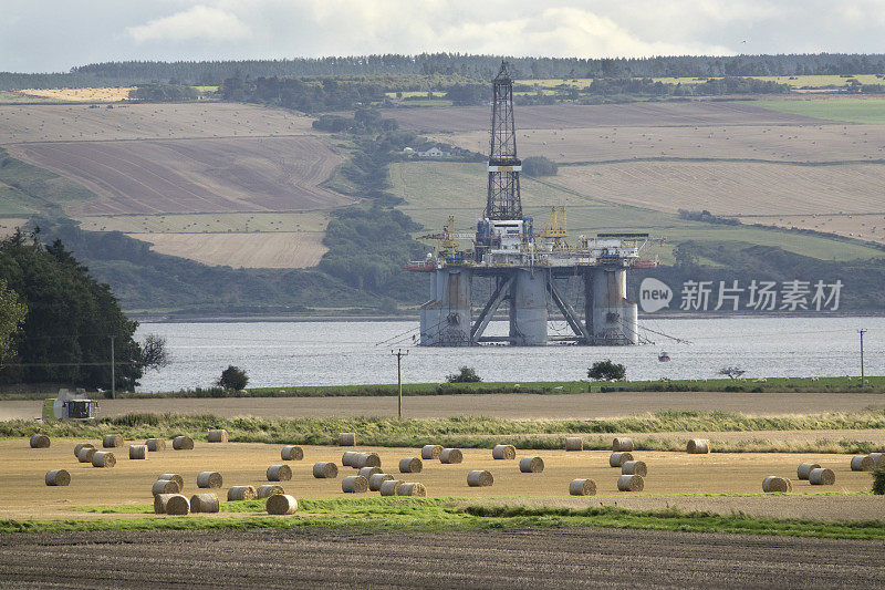 苏格兰北海Nigg湾石油钻井平台农用干草田