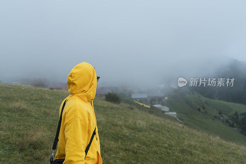 黄色毛衣自然放松男人