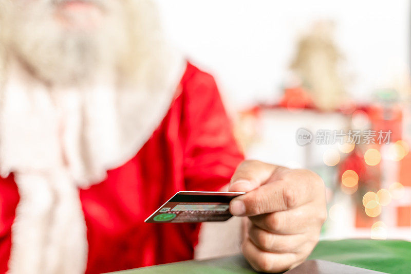 圣诞老人用信用卡在网上购物