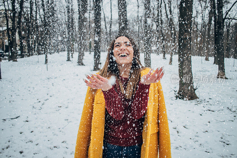 漂亮女人玩雪