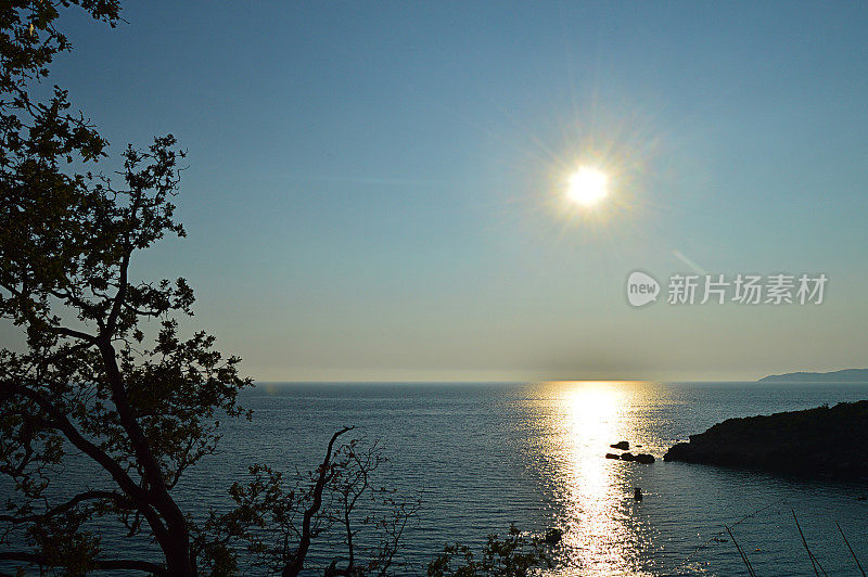 海上地平线上的日落