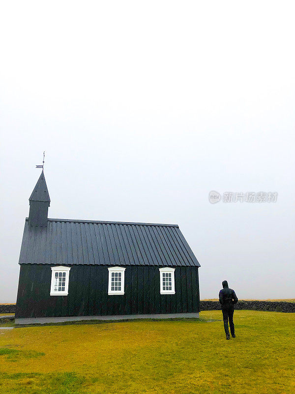 Búðir，冰岛:雨中的黑人教堂(Búðakirkja)