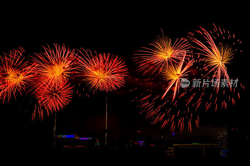 夜空焰火表演，庆祝新年的到来