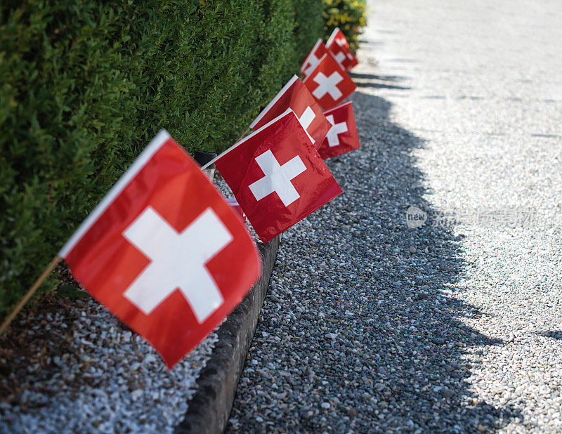 瑞士国旗悬挂在8月1日的国家假日
