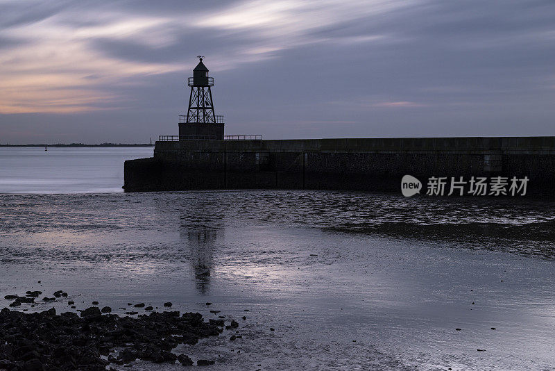 黎明时分瓦登海国家公园码头上的灯塔