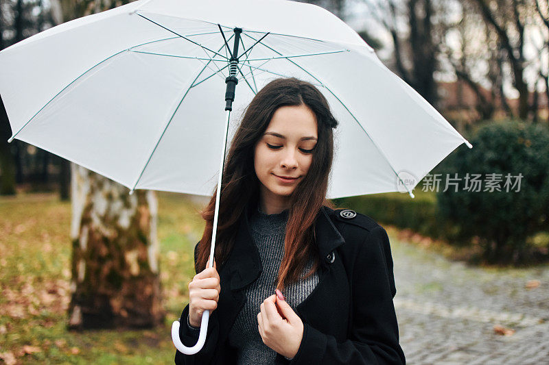 美丽的年轻女子享受着雨天