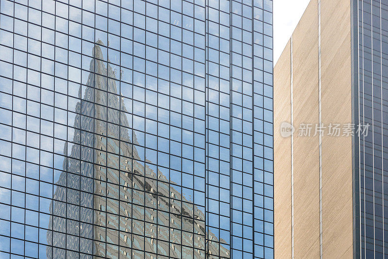玻璃幕墙建筑与建筑反映在达拉斯，德克萨斯州