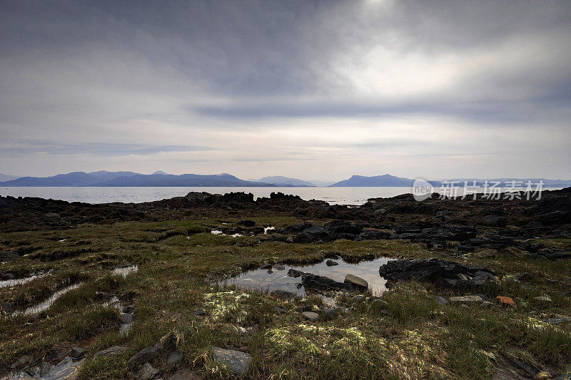 苏格兰斯凯岛阿玛代尔附近的海岸景色