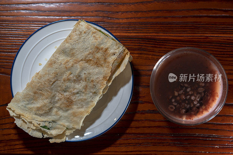 中式早餐:传统的煎饼和黑米粥
