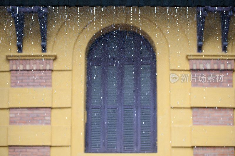 胡志明建筑群雨中，总统花园，河内，越南北部