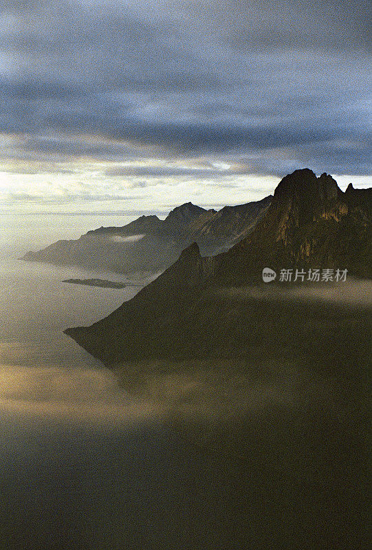 山中雾中的Senja岛风景