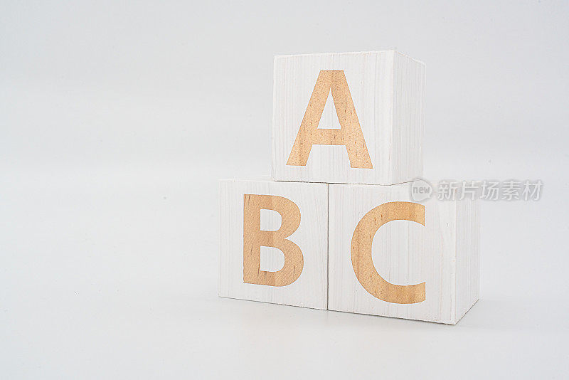 单词“ABC”木头立方在木头上