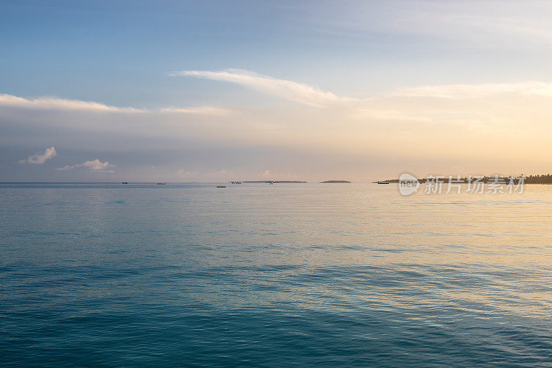 日落时分的热带海洋景观