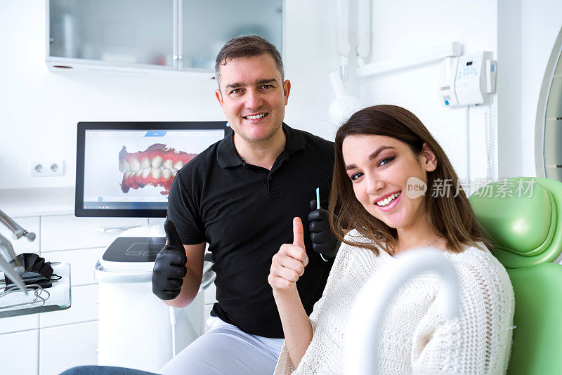 检查成功后，牙科医生和病人竖起大拇指
