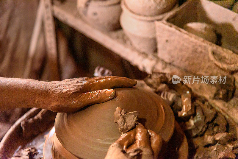 孟买达拉维贫民窟，印度陶工在陶轮上制作陶罐