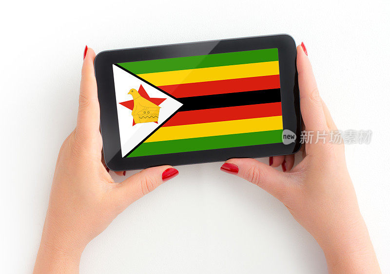 津巴布韦国旗数字平板电脑在成熟女性手中与个人观点