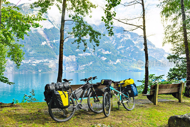 两辆旅游自行车停在湖边。