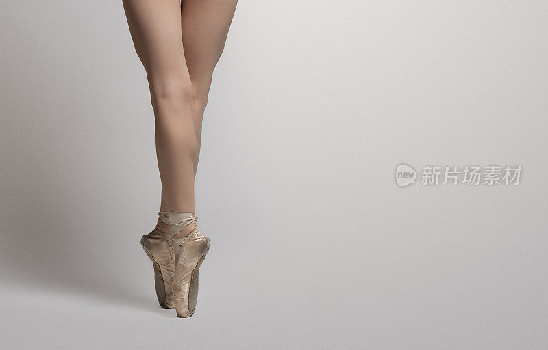 芭蕾舞者在白色的背景下用脚尖跳舞，低节