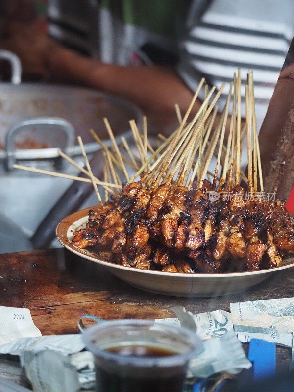 巴厘食品市场摊位上的鸡沙司棒