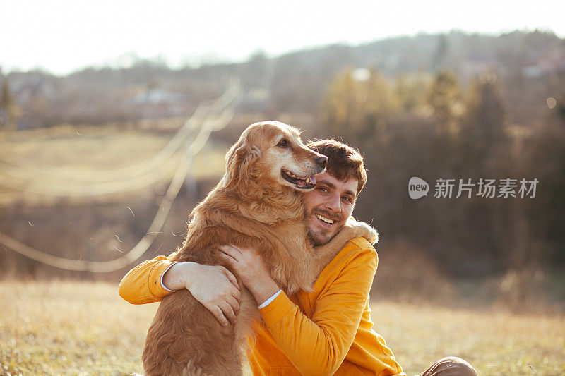 日落时分，一个男人和他的狗