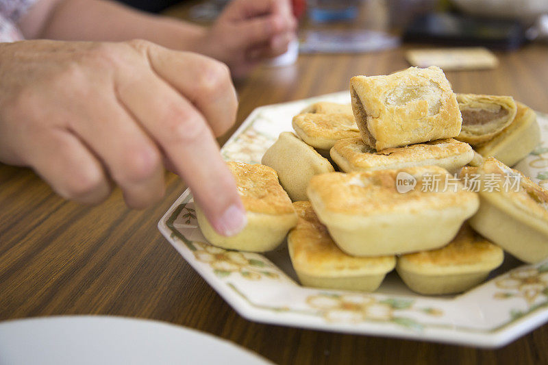 派对派和香肠卷