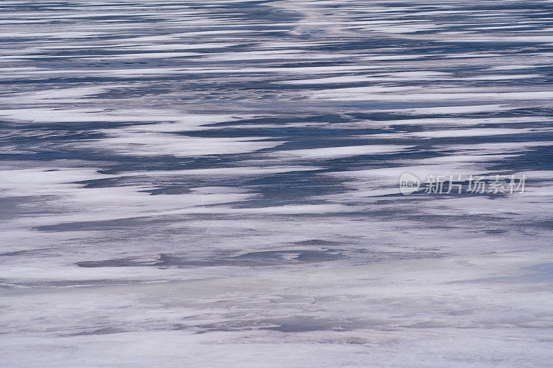 大自然的荣耀。美丽的山冻湖图案。抽象的背景。