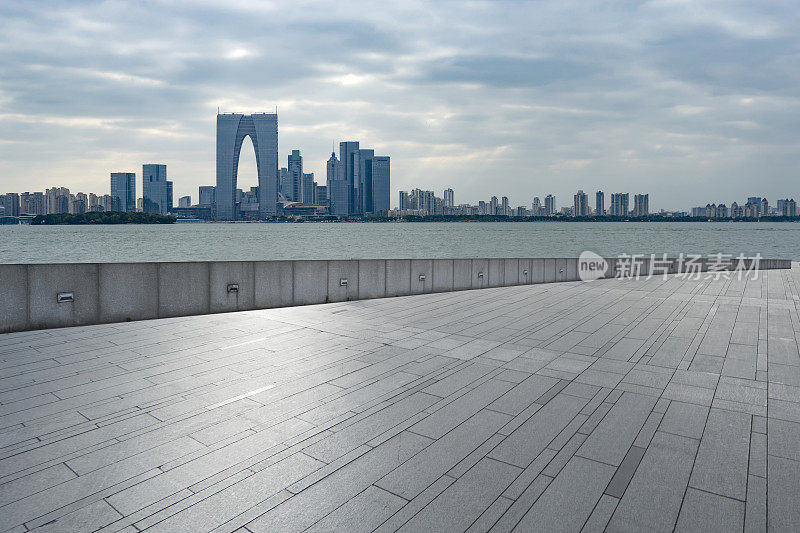 城市里空荡荡的广场和现代建筑