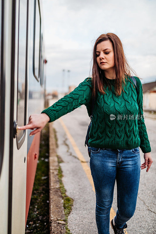 年轻女子打开火车门