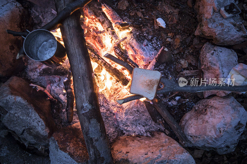 在篝火上直接烤面包和烧水