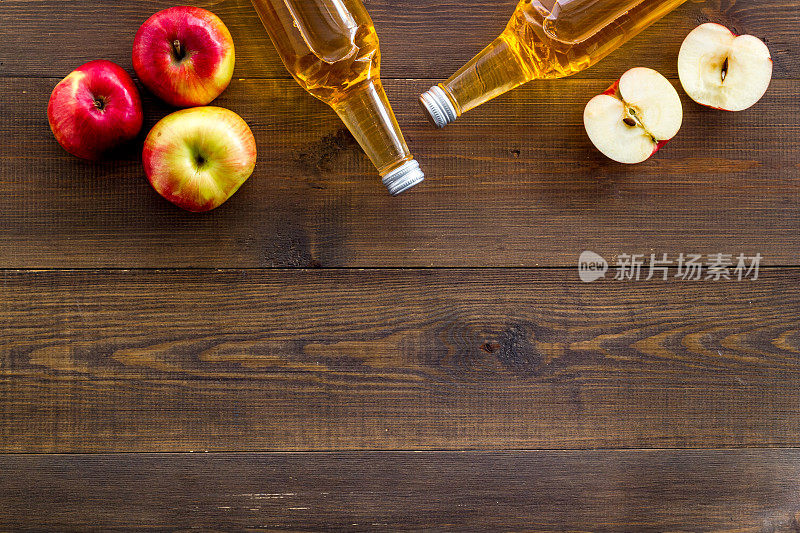 苹果醋瓶在木桌上自上而下的文字空间