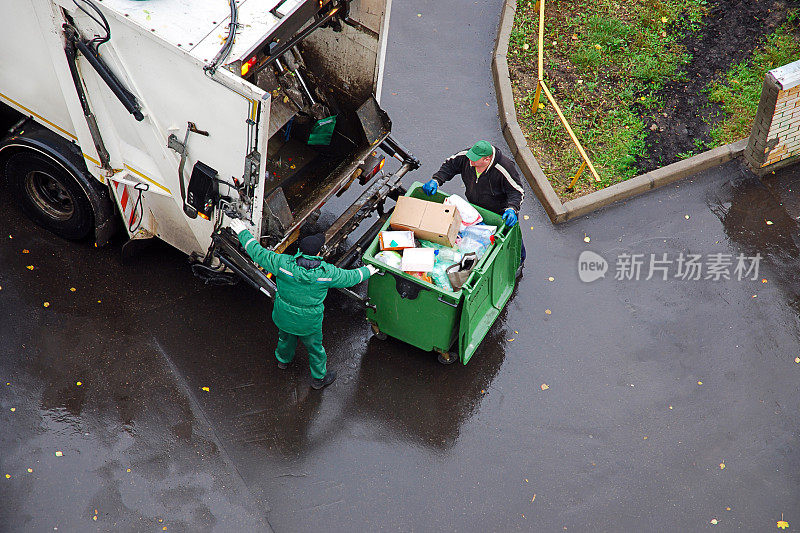 居民小区垃圾清理，清洁工将生活垃圾装进垃圾车