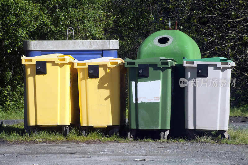 一排排供回收利用的彩色垃圾桶。