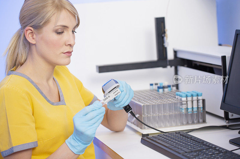 在医学实验室工作的女医生使用现代设备对医学样本进行检测。实验室医疗设备用于分析的医疗设备。血液检测冠状病毒(COVID-19)、癌症、艾滋病和其他疾病。DNA病毒的定义