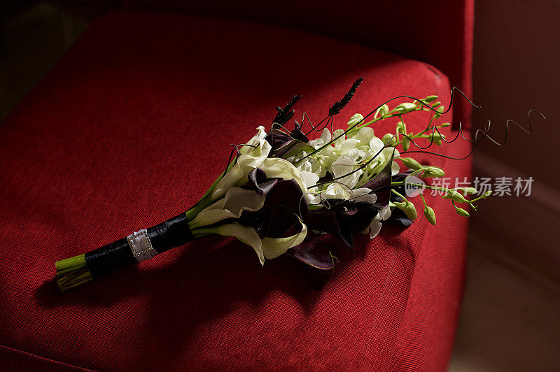 红色沙发上的婚礼花束