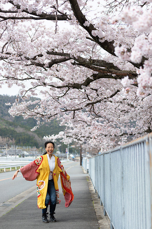 一个日本女人在欣赏樱花