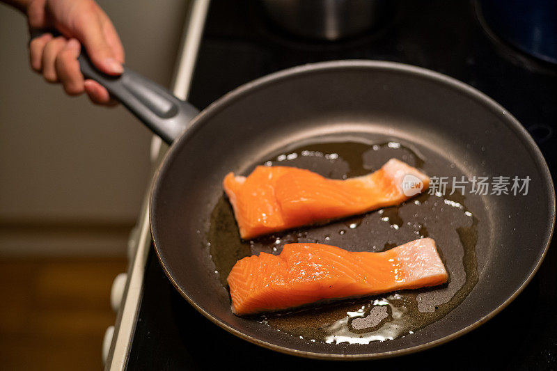 厨房用平底锅煎鲜鲑鱼片