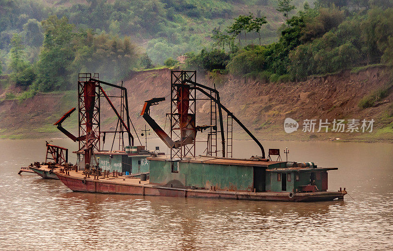 用于中国长江沿岸疏浚的绿色抽沙船。