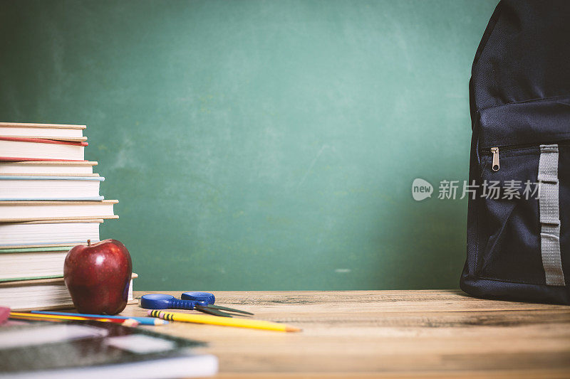 课本，红苹果，木制课桌，黑板，铅笔。