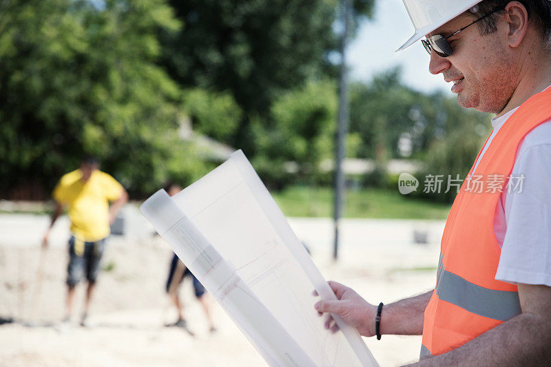 建筑师在工地上看文件